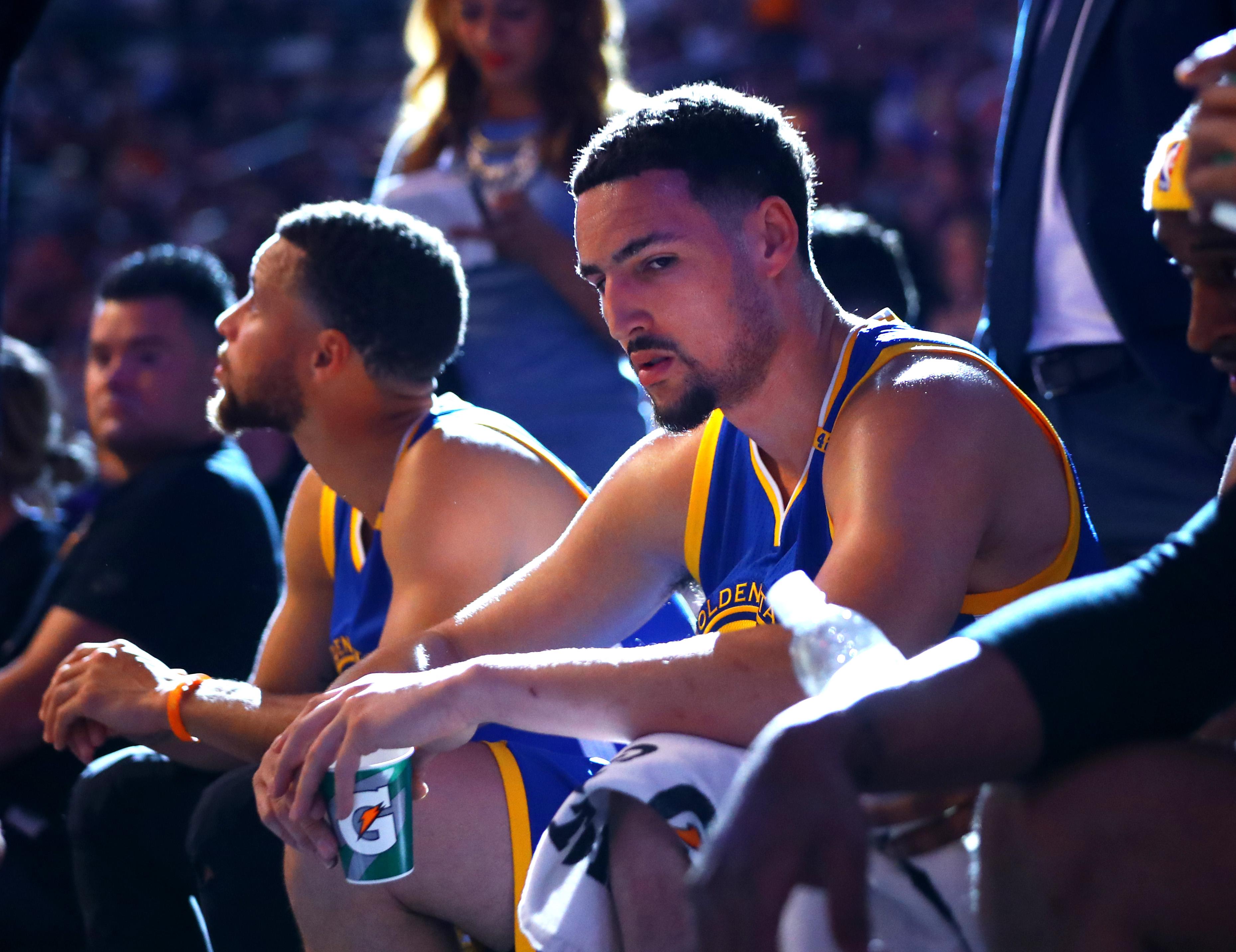 中场一脚直塞把后防撕开了（中场一记直传洞穿防线）