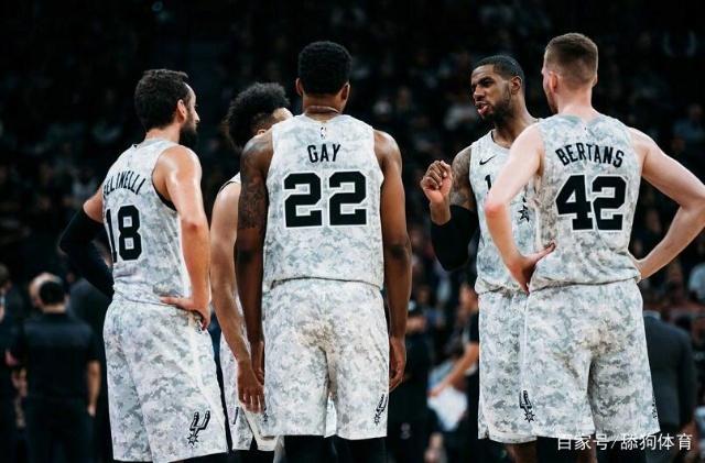 致敬若塔，阿隆索、阿诺德等人到安菲尔德纪念碑前献花（阿隆索、阿诺德等赴安菲尔德纪念碑献花，向若塔致敬）