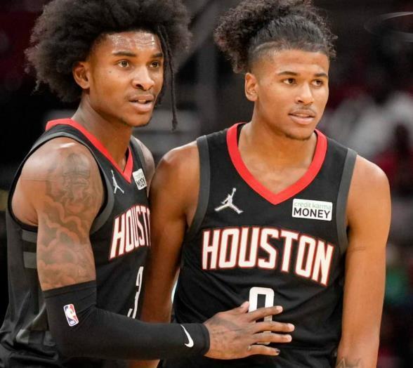 3-2大逆转，AC米兰让二追三+3连胜登顶，27岁替补奇兵10分钟2球（AC米兰3-2逆转翻盘，三连胜登顶，27岁替补10分钟梅开二度）