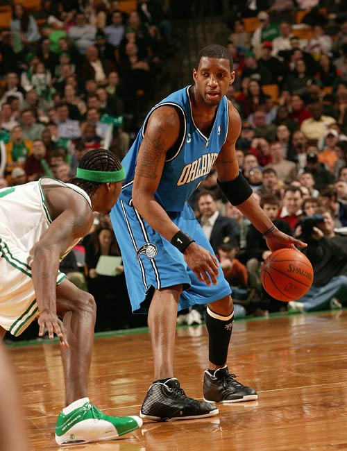 意甲球员在第12轮比赛中涂上红色面彩，向针对女性的暴力说不（意甲第12轮：球员以红色面彩呼吁制止针对女性的暴力）