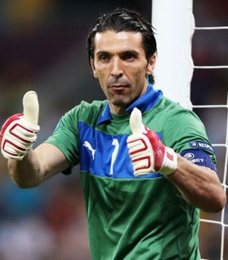 德媒：如果诺伊尔续约留队，拜仁希望明夏2000万欧出售努贝尔（德媒：诺伊尔若续约留队，拜仁计划明夏以2000万欧出售努贝尔）