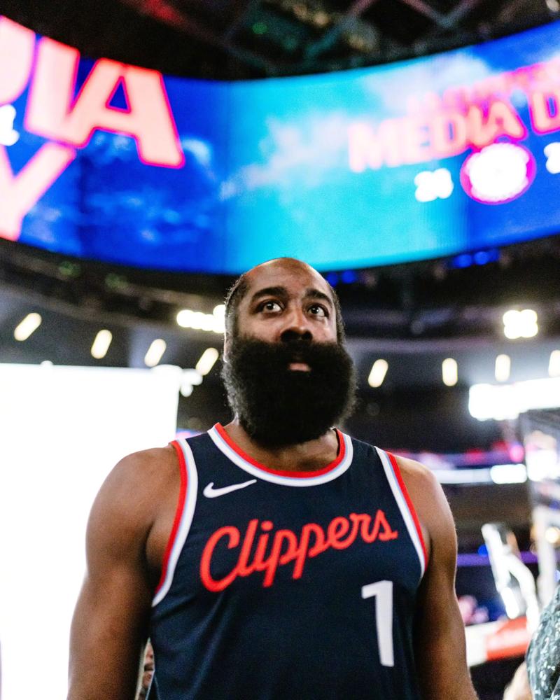 C罗被罚下后，爱尔兰一酒吧盛况：球迷鼓掌庆祝+击掌拥抱（C罗染红后，爱尔兰酒吧沸腾：球迷鼓掌欢呼、击掌相拥）