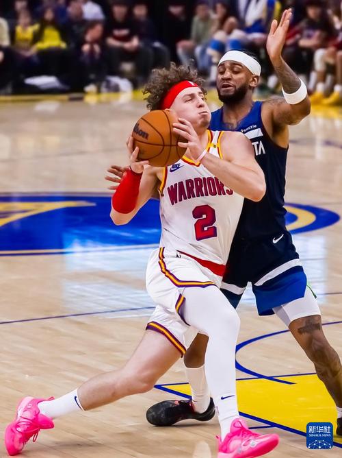 杜普兰蒂斯、特博戈两名巴黎奥运会金牌得主为摩纳哥vs巴黎开球（巴黎奥运金牌得主杜普兰蒂斯、特博戈为摩纳哥对巴黎比赛开球）